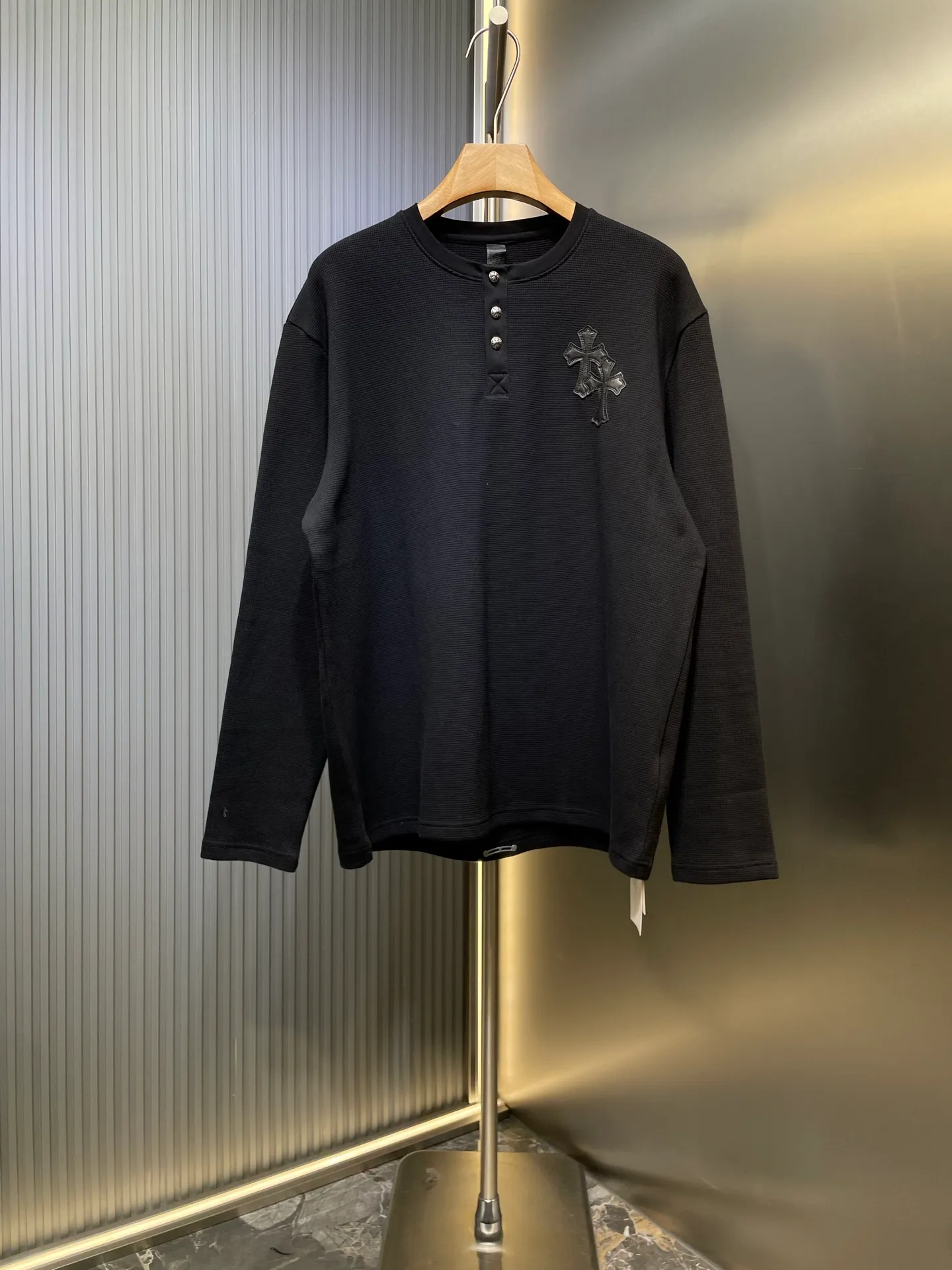 P420 Chrome Heart*🌟 Chrome Heart 25 patchwork leather Henry collar waffle sweatshirt. The fabric is made of 350g cotton waffle double-layer material before washing (to distinguish low-weight, cut corners and non-pure cotton market products). The silver buckles and scrolls are made of bronze and real silver (the materials have reached 300+ quality in the market). The leather label is still made of genuine imported lambskin. The most important thing is that the leather is hand-extended and stitched (the cost of handwork is high) in the fabric and hardware A lot of effort has been put into the craftsmanship. The top quality in the market. The industry benchmark is only owned by a few people. Size: s m l